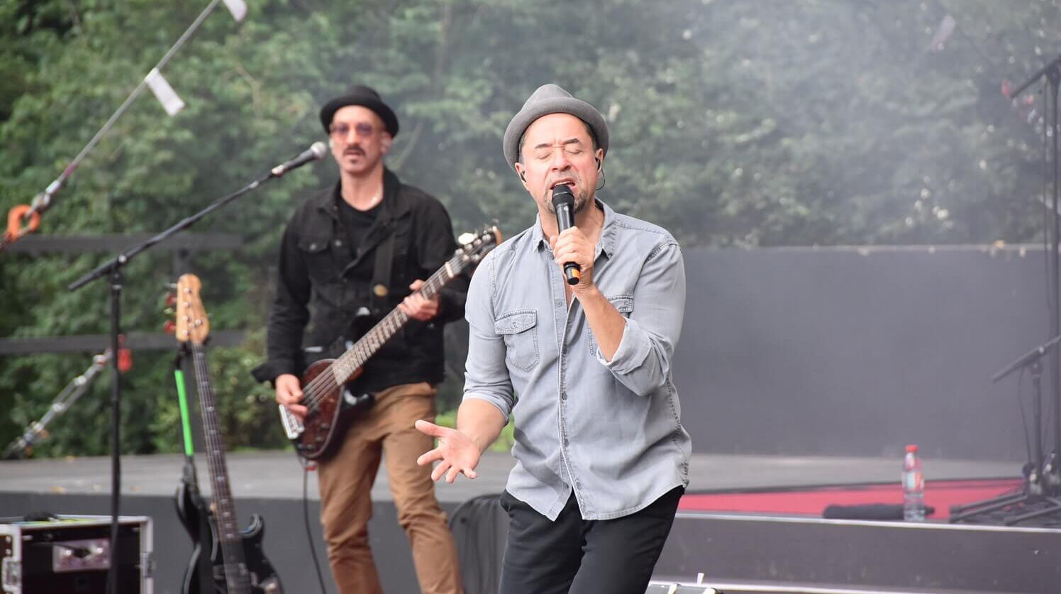 Mit viel Gefühl sang Jan Josef Liefers zum Saisonabschluss mit seiner Band Radio Doria.