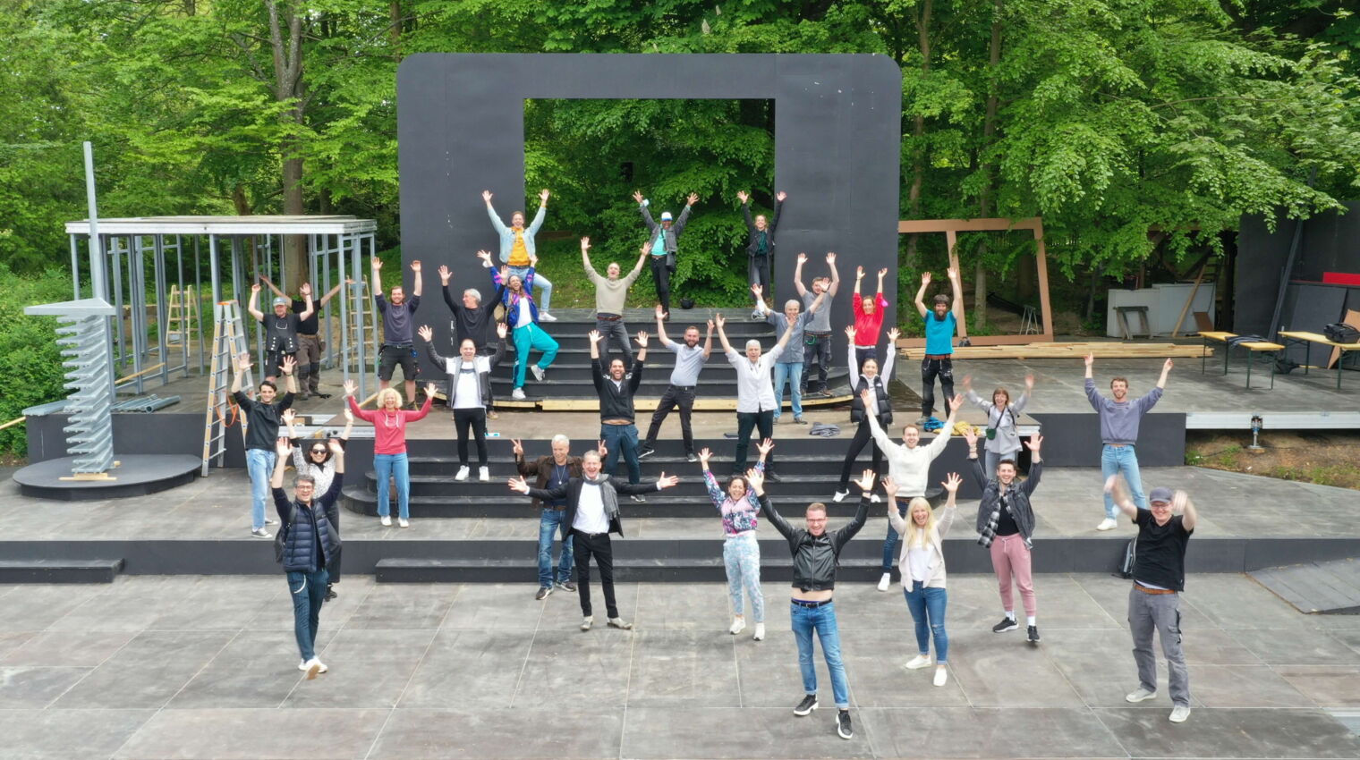 Voller Enthusiasmus hat das Musical-Ensemble die Probenarbeit auf der Seebühne der Eutiner Festspiele aufgenommen. Foto: EF/honorarfrei