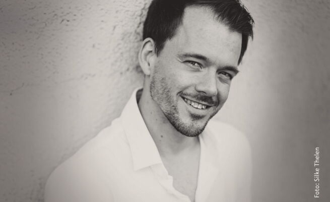 Konstantin Busack als Priester                                        