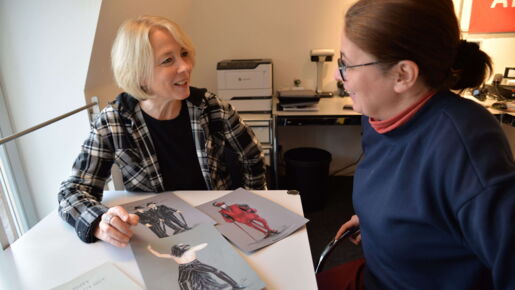 Cordula Stummeyer (links) zeigte Anna-Luise Hoffmann ihre Kostümentwürfe für den „Freischütz“.