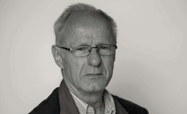 Hans W. Schmidt als Requisite 