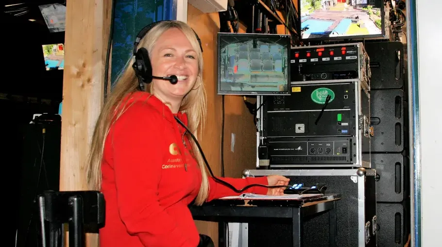 Drückt Corina von Wedel-Gerlach einen dieser Knöpfe, kann sie über ihr Mikrofon direkt mit den Technikern oder dem Dirigenten sprechen. FOTO: CLAUDIA RESTHÖFT