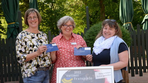 Meike Langmaack (links) und Britta Grünewald (rechts) freuen sich über Freikarten