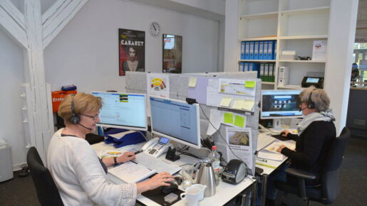 Die Telefone klingeln pausenlos: Kerstin Gradert und Ulrike Horstmann, Leiterin der Konzertkasse