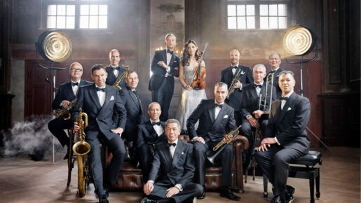 Max Raabe erstmals mit seinem Orchester auf die Eutiner Seebühne. Foto: Gregor Hohenberg