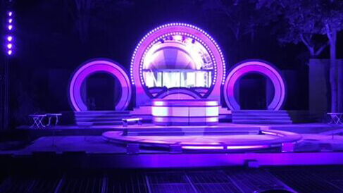 Besondere Lichteffekte werden zurzeit erprobt. Wie es bei „Ein Käfig voller Narren“ aussehen könnte, zeigt die Kulisse für das Stück „Cabaret“. Foto: EFS