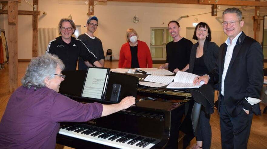 Allgemeine Freude über die guten Aussichten für die bevorstehende Saison: Staatssekretärin Bettina Hagedorn (Mitte) und die Mitwirkenden beim Probenstart. Foto: Achim Krauskopf