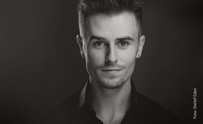 Florian Heinke als SIMON                                        