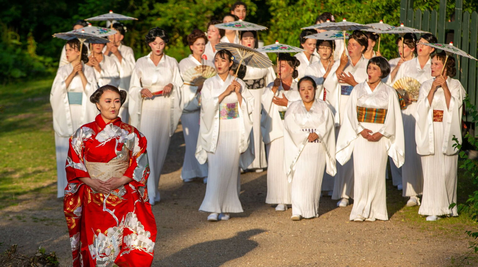 Yitian Luan (Foto) und Tetiana Miyus wechseln sich in der Rolle von Cio-Cio-San ab. Zudem zu sehen: Der Chor der Eutiner Festspiele. Foto: EFS
