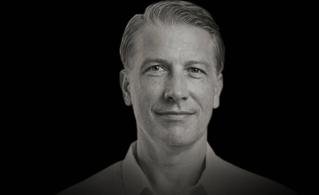 Martin Sommerlatte als Harry, Harrison Howell 