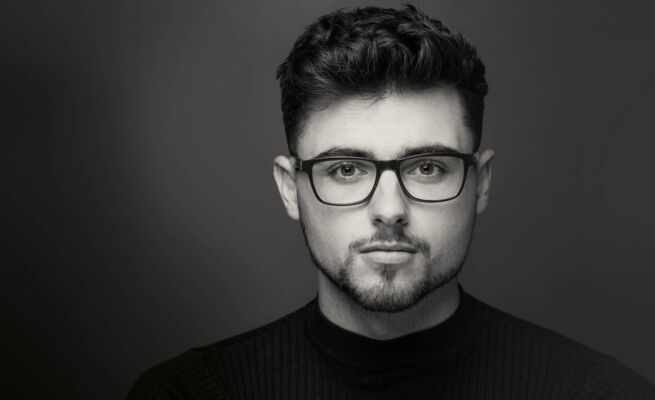 Tayler Davis als Priester                                        