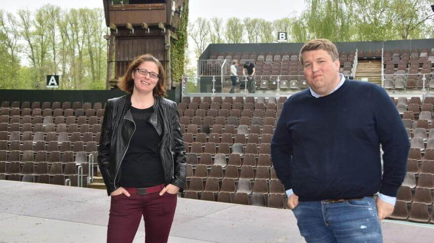 Anna-Luise Hoffmann und Falk Herzog stehen auf dem verlängerten Teil der Bühne. Foto: Constanze Emde