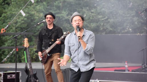 Mit viel Gefühl sang Jan Josef Liefers zum Saisonabschluss mit seiner Band Radio Doria.