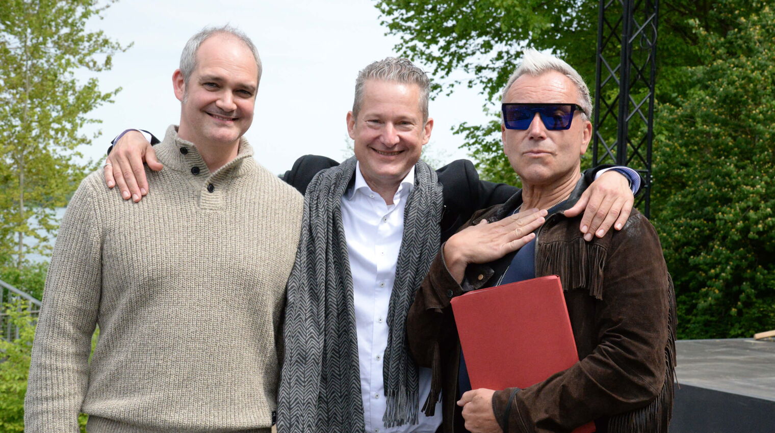 Regisseur Tobias Materna (mitte) ist glücklich mit der Besetzung der beiden Hauptrollen: Uwe Kröger spielt Albin/Zaza und Livio Cecini den Georges.