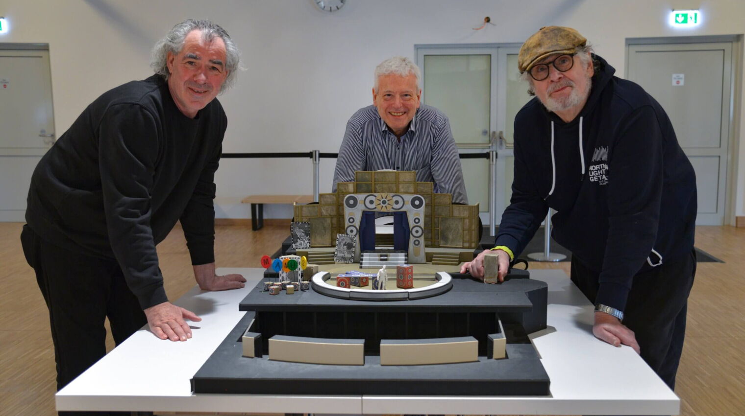 Die neue Saison fest im Blick: (von links) Jörg Brombacher (Bühnenbild), Hilray Griffiths (Künstlerischer Leiter) und Igor Folwill (Inszenierung)