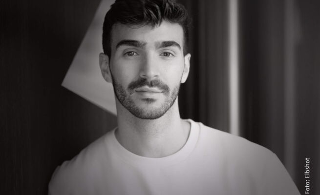 Ilias Sidi-Yacoub als Priester                                        