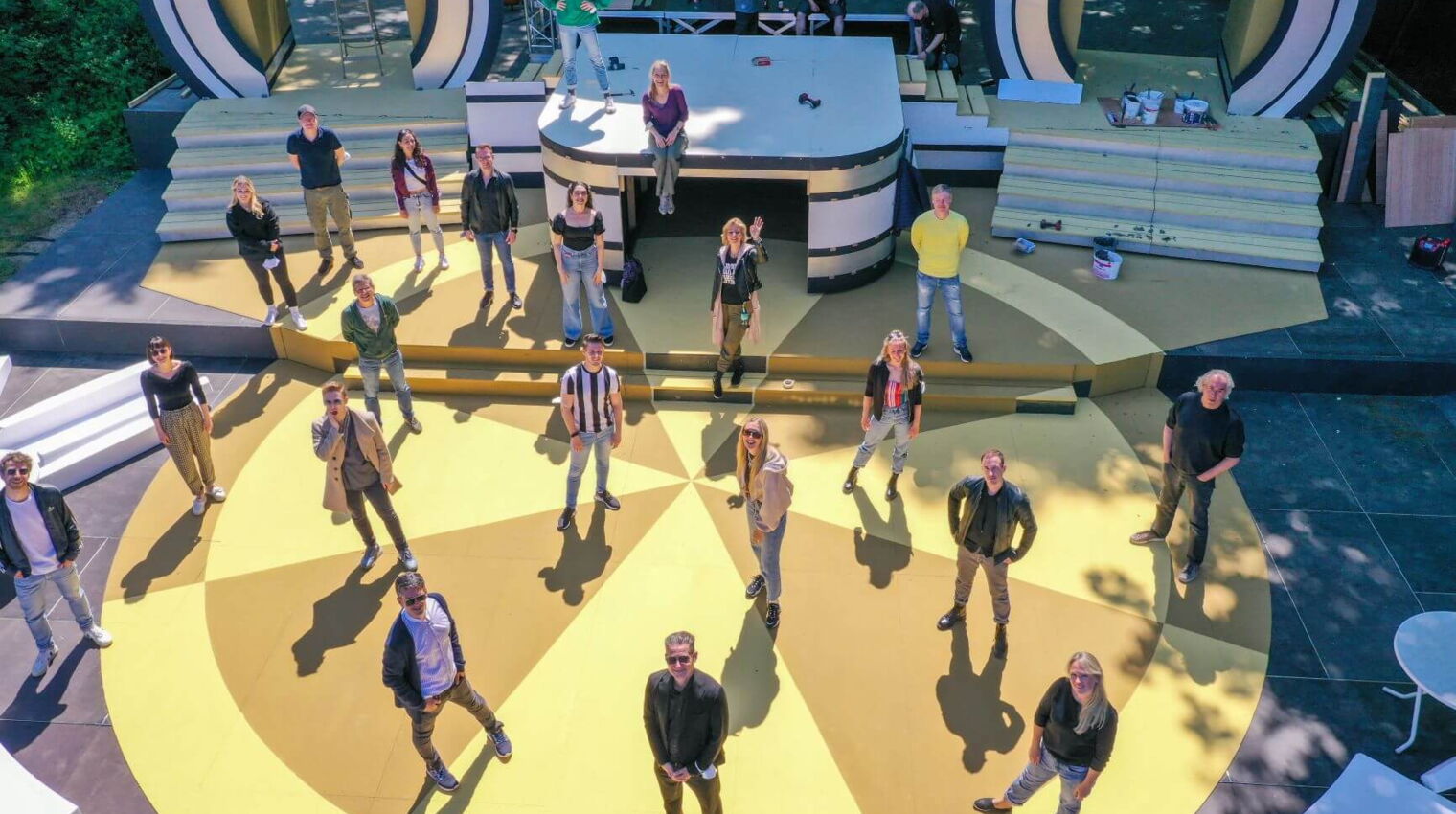 Das Ensemble probt auf der Seebühne fürs Musical „Cabaret“ und ist begierig, endlich wieder vor Publikum auftreten zu können. Am 2. Juli geht’s los!