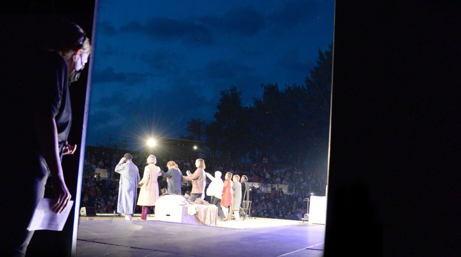 Susanne Niebling: Co-Regie & Inspizientin, gibt Anweisungen aus der "Null-Gasse