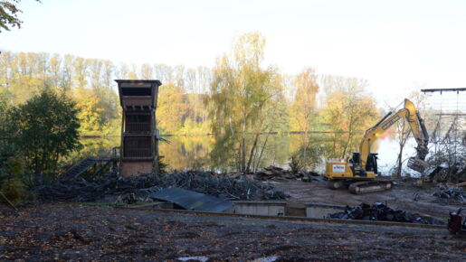 Die alte Tribüne ist weg, der Abriss lief nach Plan.