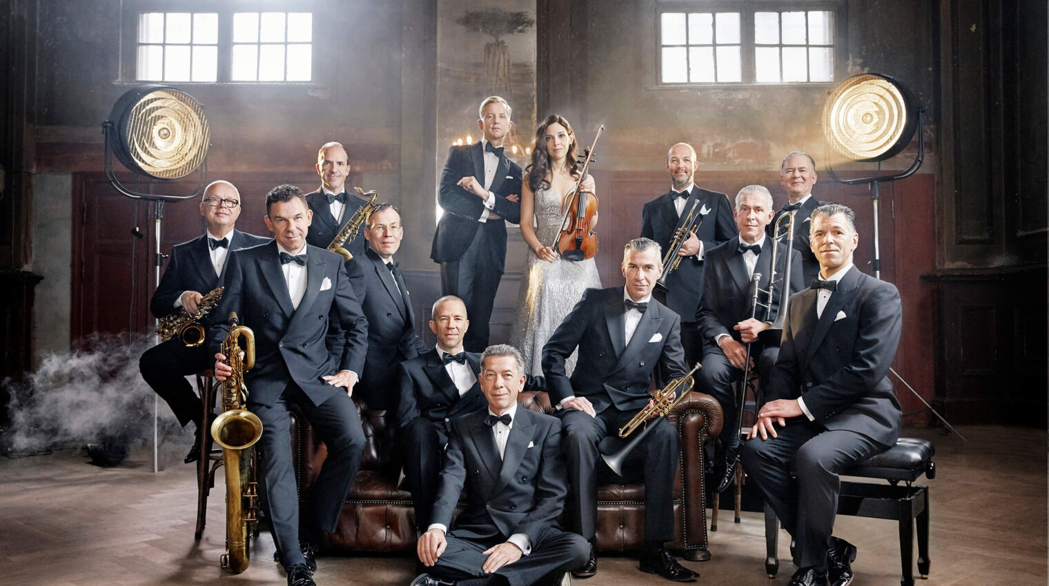 Max Raabe erstmals mit seinem Orchester auf die Eutiner Seebühne. Foto: Gregor Hohenberg