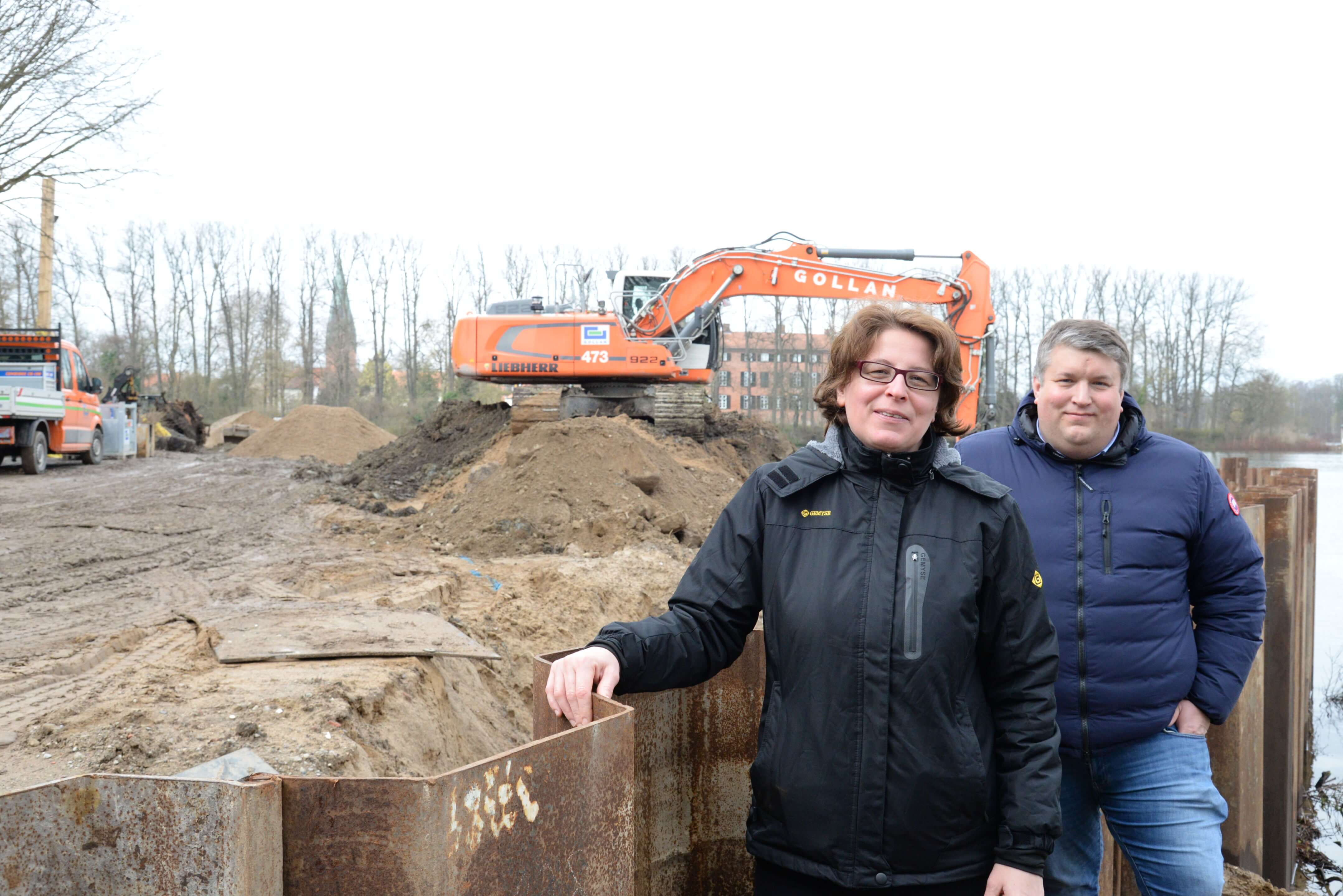 Anna-Luise Hoffmann und Falk Herzog an der Baustelle, wo eine neue Tribüne entsteht.